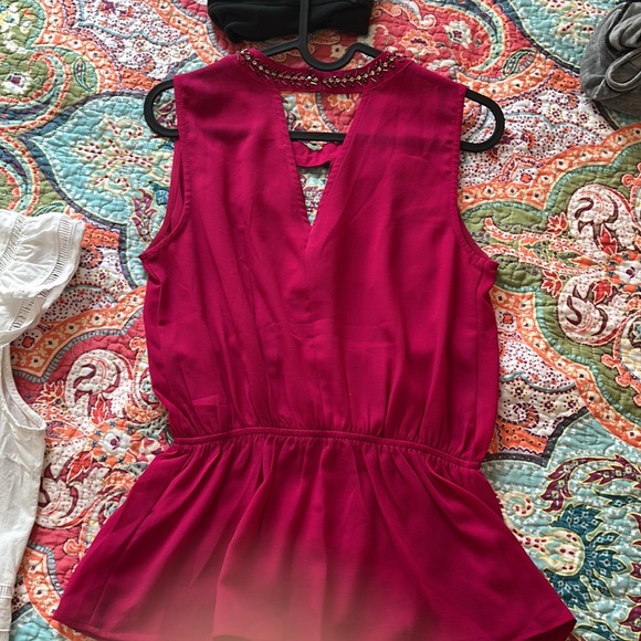 BEAUTIFUL TOP with beaded detailing and neck closure - Picture 3 of 5